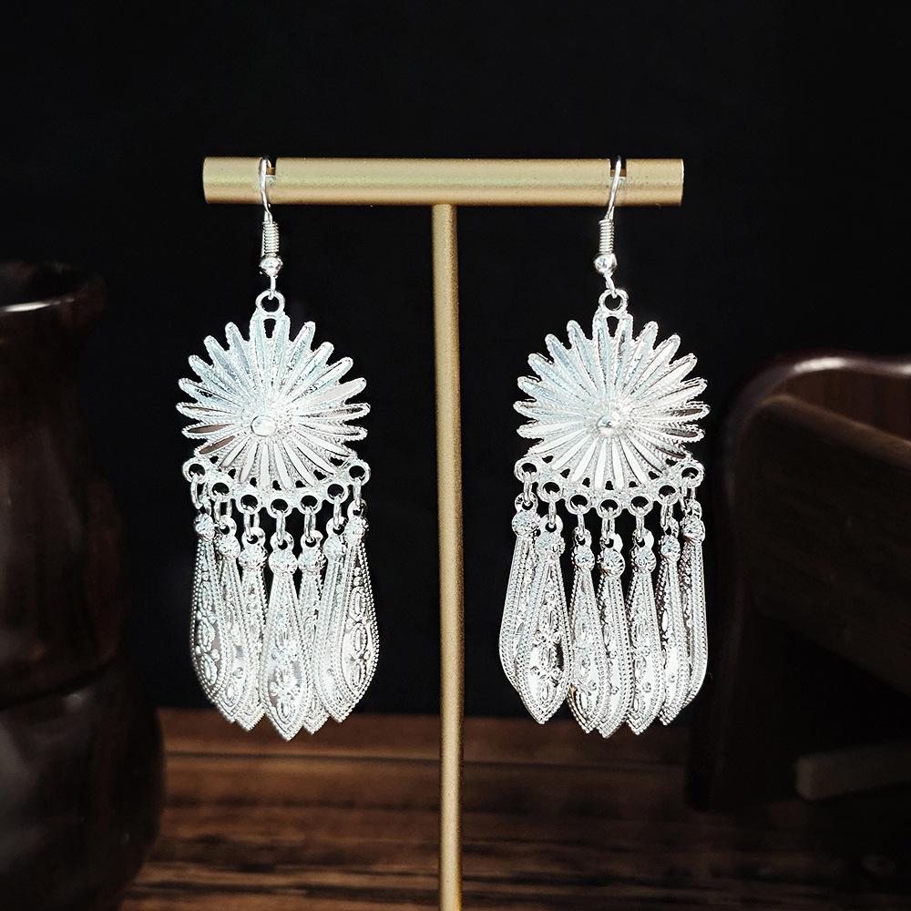 Boucles d'oreilles pendantes à pompons de plumes ethniques - Style argent Miao imitation, article touristique populaire, design mignon de haricot.