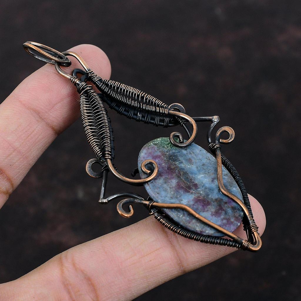 Pandantiv Cianit Albastru Rubin Pandantiv Înfășurat cu Sârmă de Cupru Bijuterii Elegante Lucrate Manual Pandantiv cu Design de Ultimă Oră Cadou Pentru Ea Bijuterii din Cupru cu Piatră Prețioasă