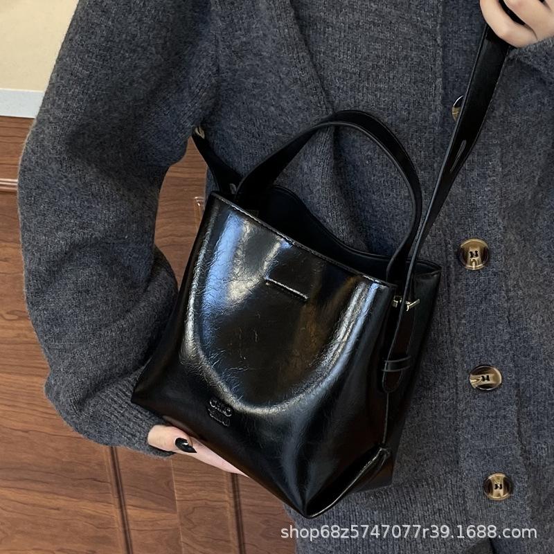 Korean Version of Fashion Portable Bucket Bag Women's 2025 Winter New Trendy Versatile Shoulder Bag Texture Niche Crossbody Bag