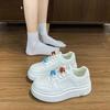 Kleine weiße Schuhe mit erhöhter dicker Sohle, weichen Seiten und Muffin-Form, kleine Sportschuhe für Damen, lässige kleine weiße Schuhe, neue Board-Schuhe für den Frühling