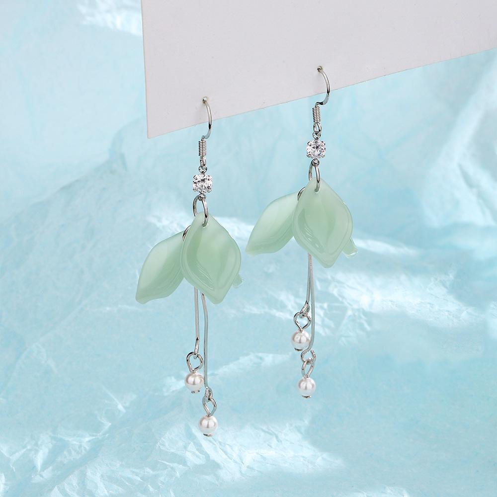 

Hook Flower Fashionable Earrings With Zirconia Stones And Delicate Lily Blossoms StyleA