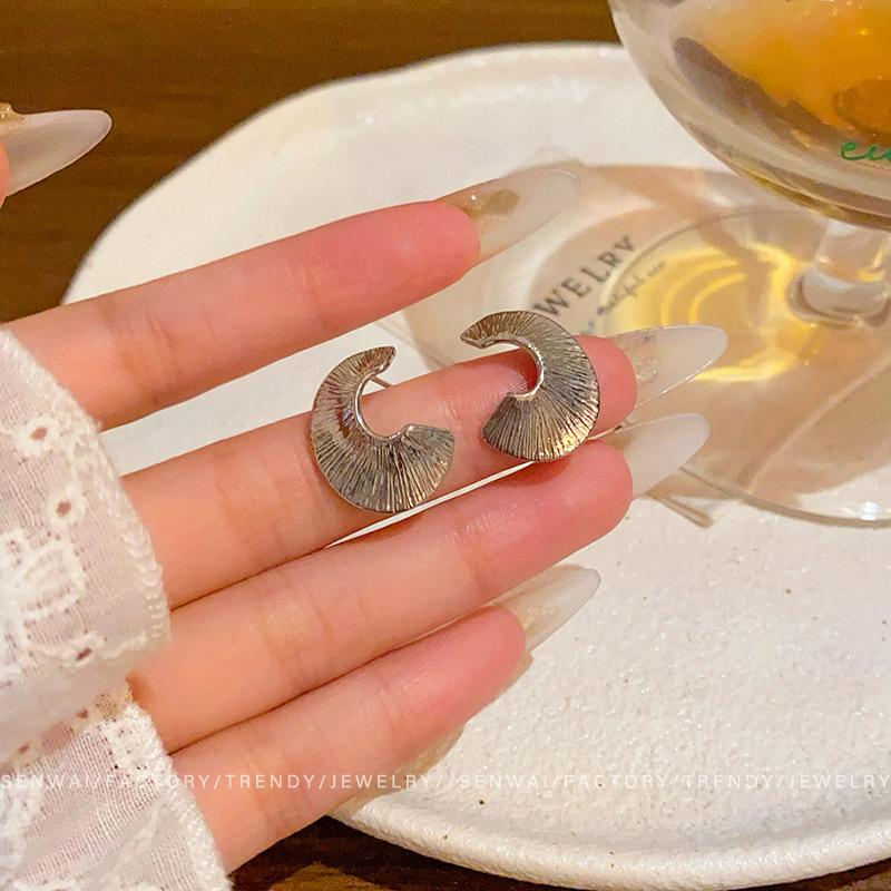 Retro Irregular Pleated Silver Earrings Women's Niche Cold Wind Metal Studs Earrings European and American Temperament Earrings