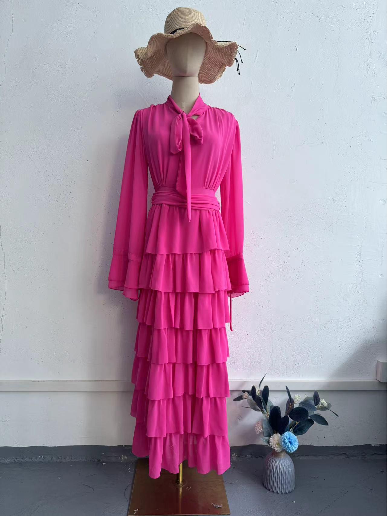 

Платье Palace из шифона с оборками и полувысоким воротником, осень 2024 г. Small фуксия