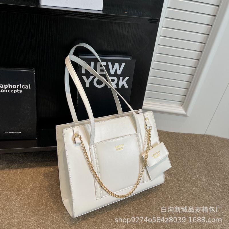 

Large-capacity underarm big bag women s 2025 new fashionable and simple big bag explosion foreign style chain single shoulder tote bag