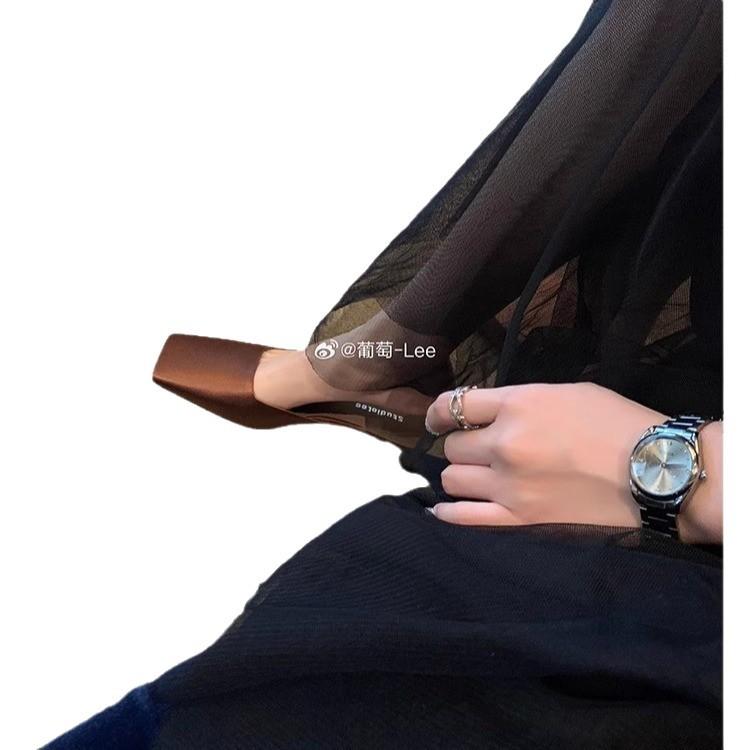 Der gleiche Stil wie die Traubenmutter, Bass-Stimmung~ Französische eckige Spitze, leichte Öffnung, Satin-Dreieck und Muller-Sandalen Damen neue Sommermodelle