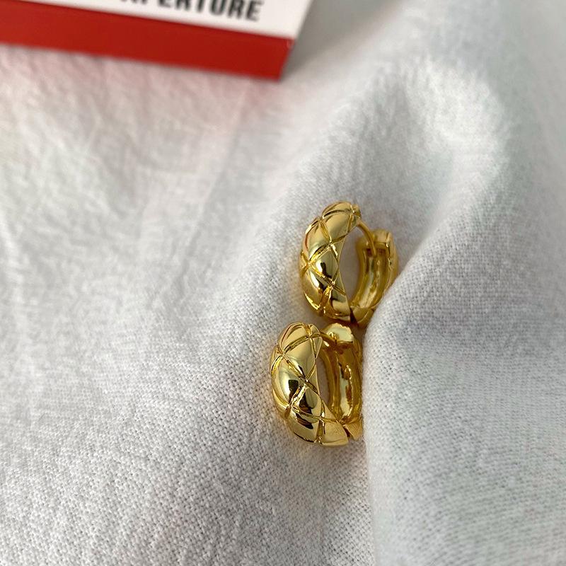 

Серьги-кольца с ромбовидным узором из золота и серебра в виде твила золотой