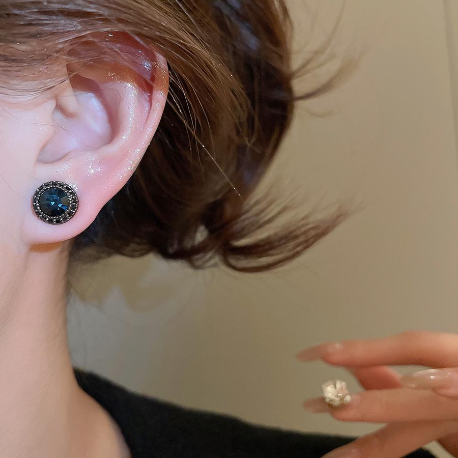 Silver Needle Zircon Geometric Round Stud Earrings - High-End, Simple, Versatile, Retro Fashion Jewelry