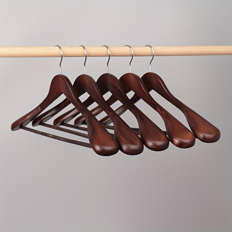 Set da 5 grucce in legno vintage per uso domestico, progettate per abiti e cappotti con spalle larghe, ideali per capi in cashmere