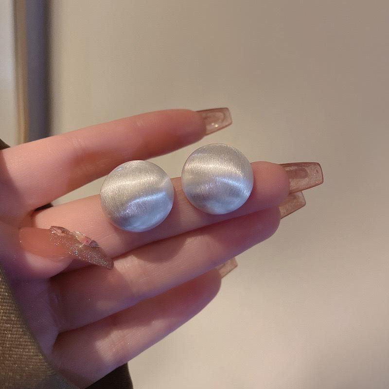 

2023 Матові сережки-боби золотистого кольору з брашем - Модні корейські прикраси для жінок