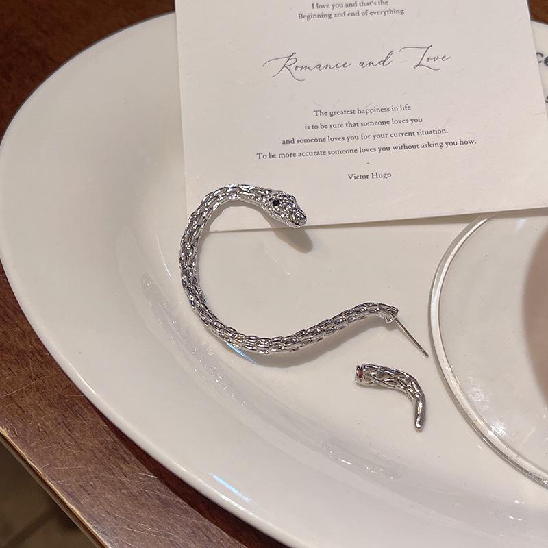 

Стильный кафф в форме змеи: Уникальные, универсальные украшения для смелого образа