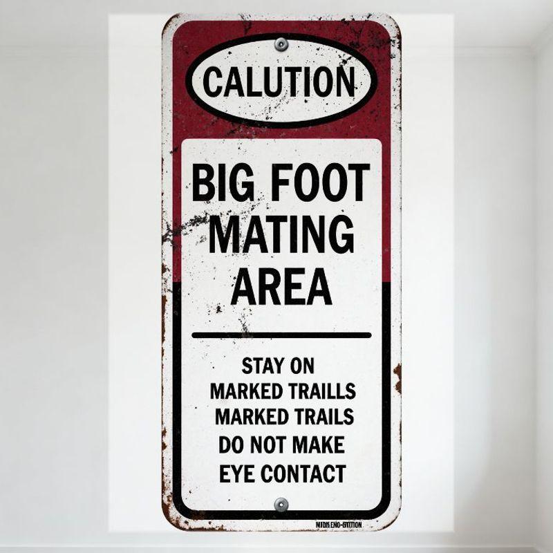 

Vintage Rusty Metal Sign Big Foot Mating Area Warning Stay On Trails Do Not Make Eye Contact Decor for Bar Cafe Home Man Cave 20x30cm（7.8x11.8inch）