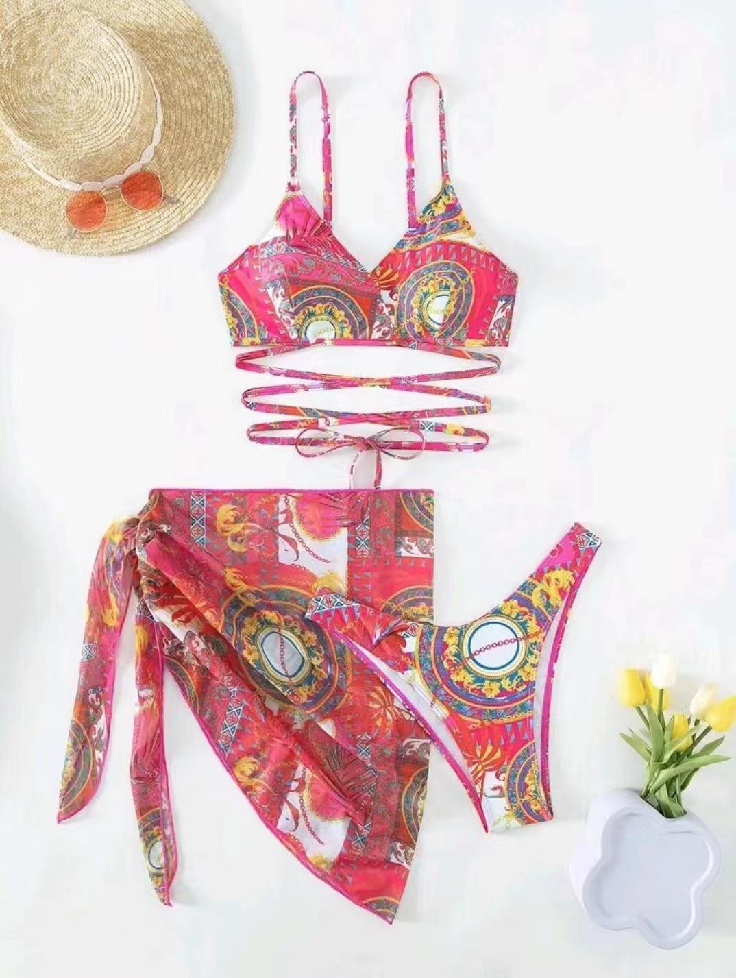 

2025 Стильный европейский и американский принт Женский сексуальный раздельный купальник из трех частей на бретелях с открытой спиной Medium розы красного