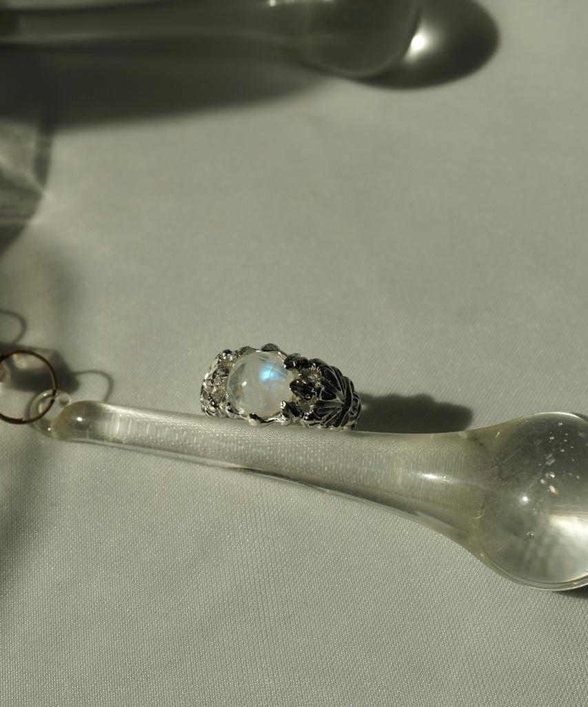 Bizarre Jewelry Angst Blüte (Rainbow Moonstone) Ring