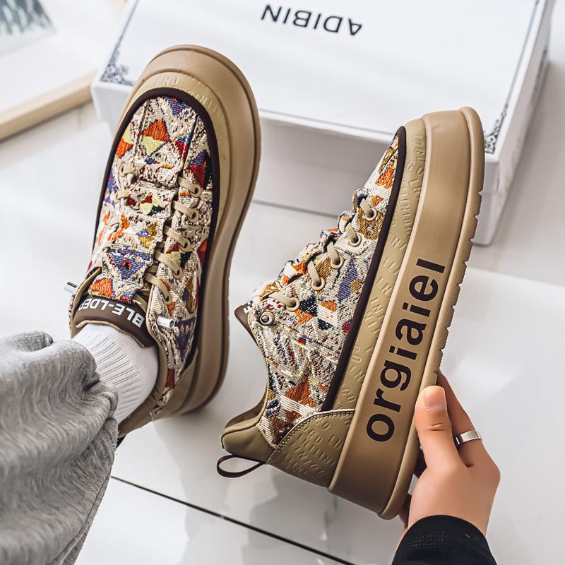 Vår tygskor 2025 nya andningsbara sport herrskor herrarnas höjdökande platåskor avslappnade pappa-skor herrskor