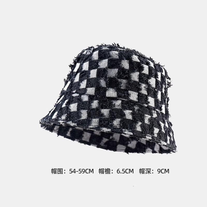 

Осенне-зимняя женская ретро джинсовая панама с необработанным краем в клетку, демонстрирующая шляпу-тазик One Size