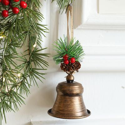 Enfeites de Sino de Natal Yousheng Pendentes Decoração de Sino de Metal Rústico com Folhas de Pinheiro Artificiais Bagas para Árvore de Natal Guirlanda Porta Janela