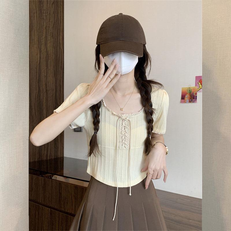 Black Square Neck Knitted Short Sleeved T-shirt for Women with Summer Design Sense Lace Lace Lace Slim Fit and Slimming Top