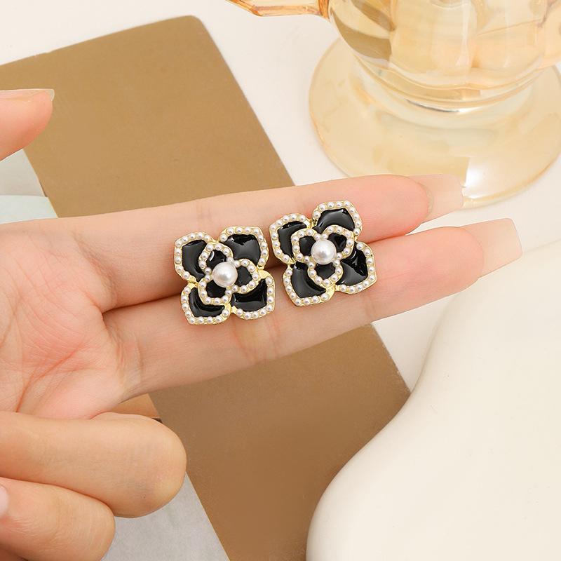 Boucles d'oreilles créatives à clous avec fleurs de camélia en émail perlé pour femmes, simples, mode, douces, personnalité, tempérament, bijoux minimalistes