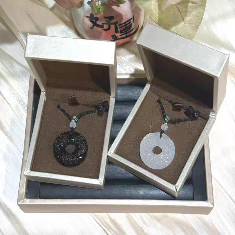 Weiße Chalcedon und Natürlicher Obsidian Doppel Pixiu Friedensschnalle Halskette für Männer und Frauen