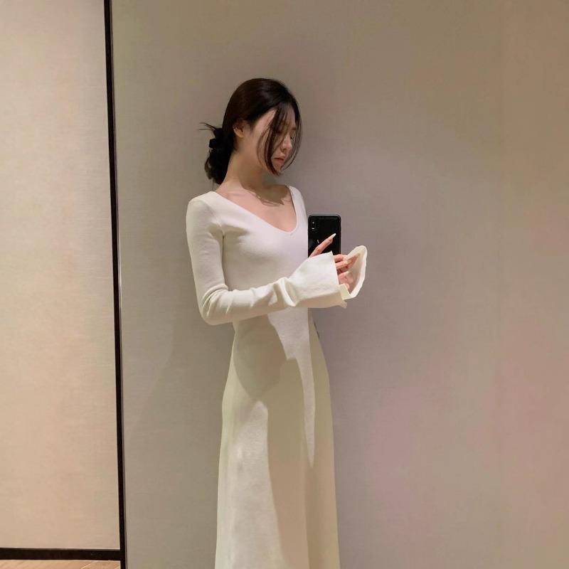 [] White V-neck Slim-fit Knitted Dress Design Sense with Coat Long Sweater Skirt Autumn and Winter