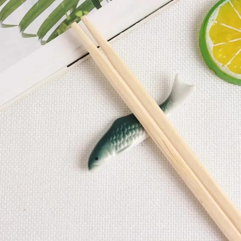Suporte de cerâmica para pauzinhos em formato de peixe, suporte para colher, garfo, suporte para palitos de sushi, prateleira, suporte para pauzinhos, descanso, travesseiro, utensílio de cozinha