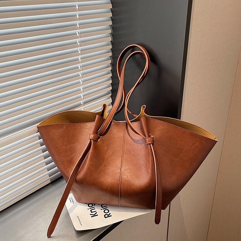 Vintage Light Luxury Large Capacity Tote Bag Bat Bag Bottom Wear-resistant Rivet Open Design Handbag Daily Commuting Shopping