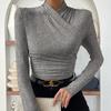 Schlankes und vielseitiges gerafftes T-Shirt mit Kreuzausschnitt für Damen im Herbst-/Winter-Design