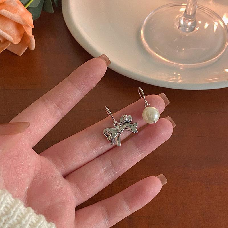 

Весенние новые асимметричные серьги с жемчужным бантом для женского дизайна одежды, высококачественные серьги со сладким темпераментом