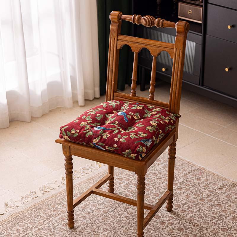 

Non-slip American-Style Dining Chair Cushion with Straps – Dirt-Resistant, Comfortable, and Cool for Long Sitting 40*40*9 cm