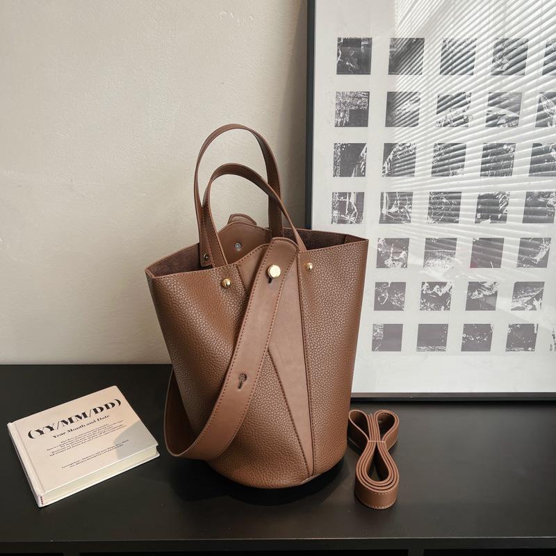 

Повседневная сумка-ведро большой вместимости женская 2025 зимняя мода универсальная на плечо сумка-мессенджер простая сумка-тоут темно-коричневого