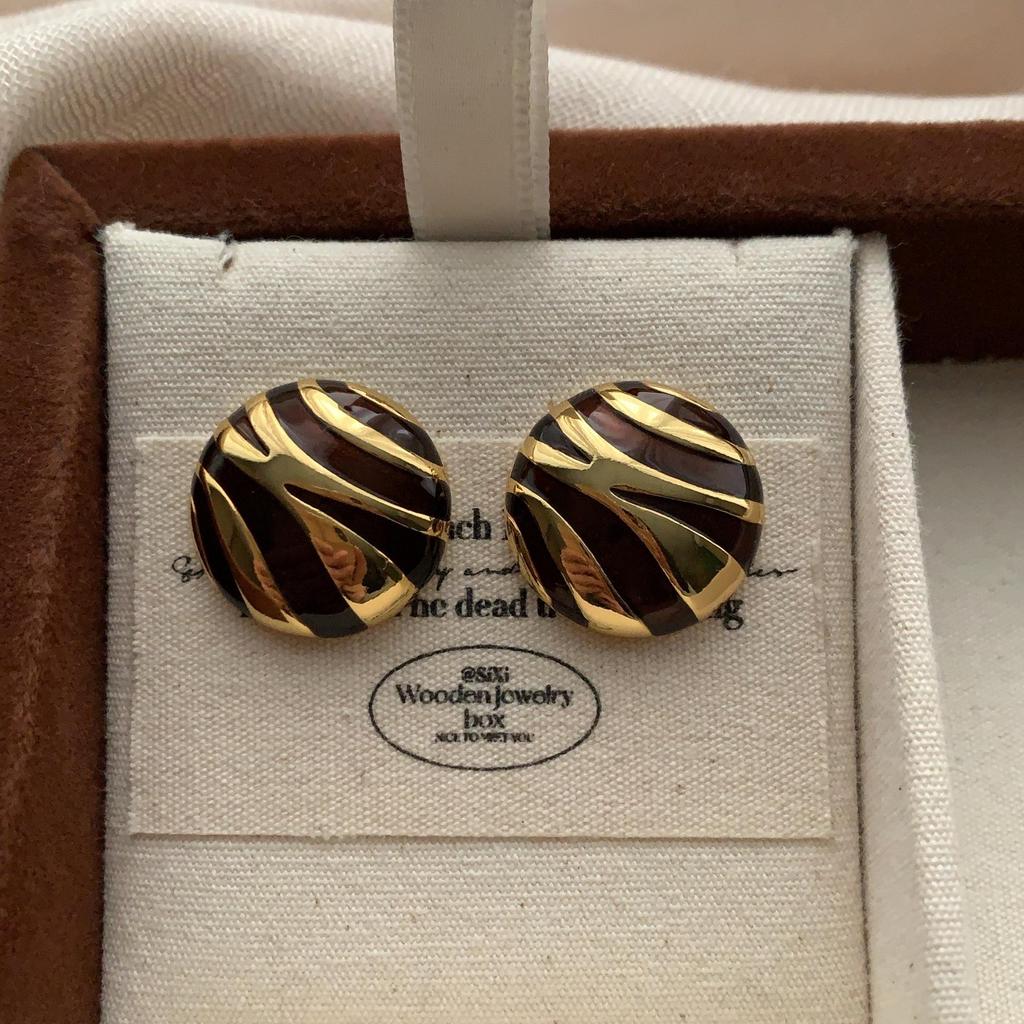 Unique Metal Zebra Pattern Stud Earrings French Retro Wild Light Luxury Niche Exquisite Commuting High Sense