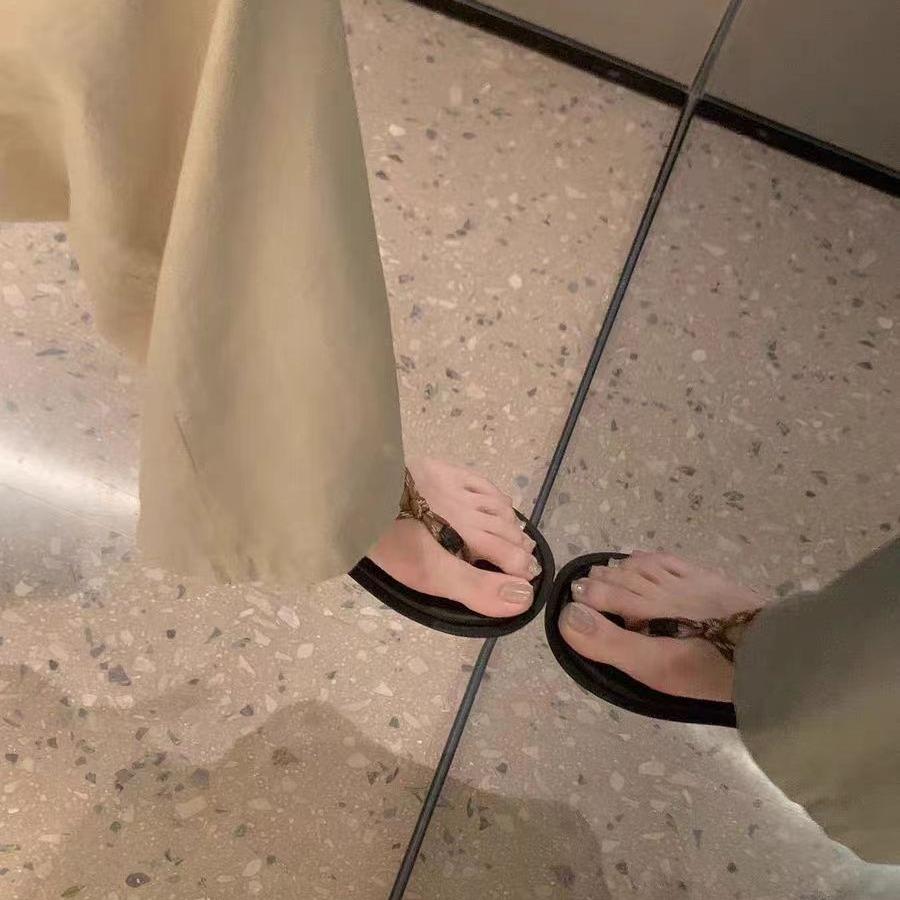 Grape mother Internet celebrity with the same sparkling rhinestone flat bottom rope knot versatile toe wearing flip-flops female beach wind