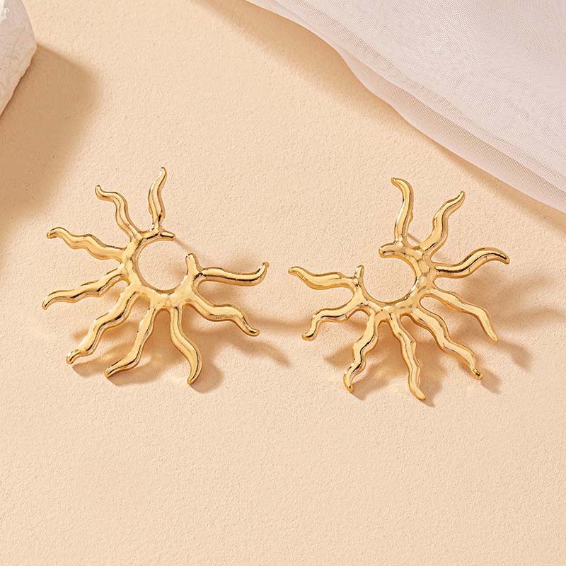 Vintage Metal Sunflower Stud Earrings For Women Exaggerated Gold Color Big Sun Irregular Statement Earrings Jewelry Accessories