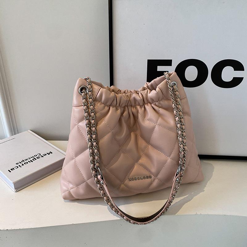 Väska Dam Ny Höst och Vinter Crossbody Stor Kapacitet Hinkväska Premium Mångsidig Rombkedja Axelväska
