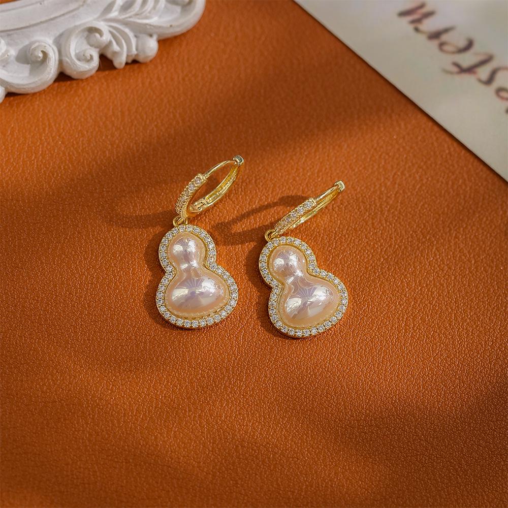 

Серьги-подвески в форме тыквы, покрытые золотом, с жемчугом и циркониевой инкрустацией - Элегантный и стильный дизайн