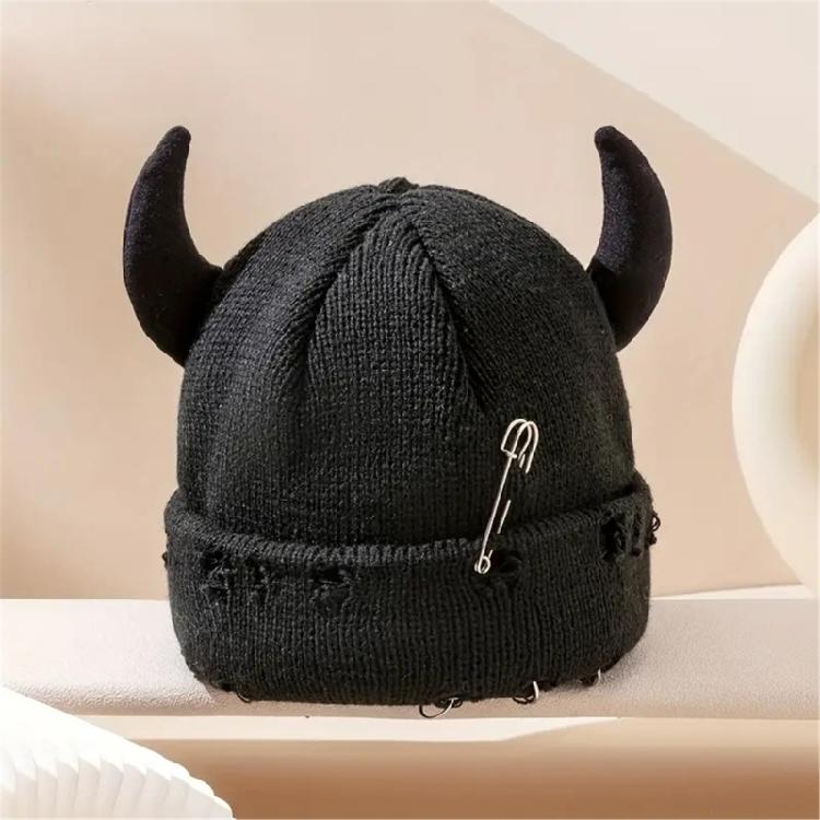 Traditional Fashion Warm Fruit Pom Hat Highlighting Troubled Weave Detailing And Metal Pin Intonation Insulated Cold Rainwear