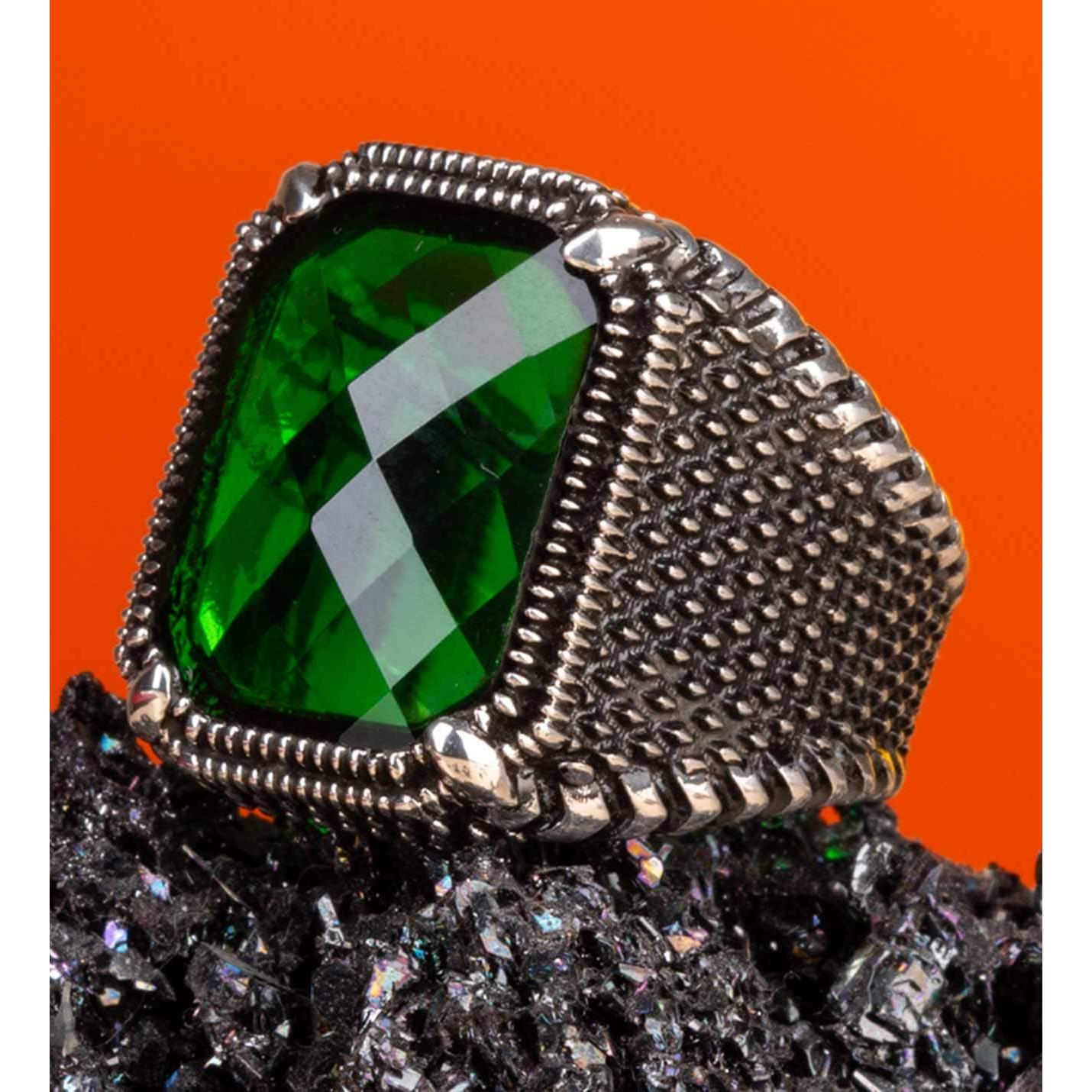 

Серебряное мужское кольцо с зеленым цирконом