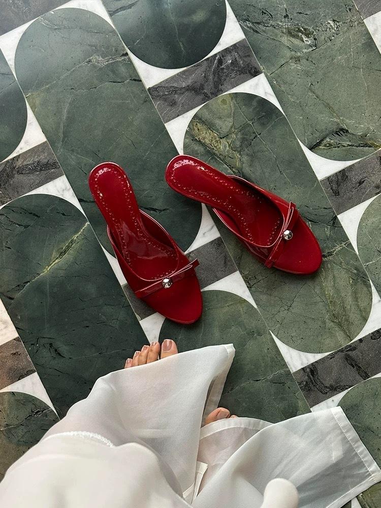 

Кожа лаковая кожа французский темперамент туфли-лодочки на низком каблуке женская верхняя одежда 2025 летние сандалии 40 красный