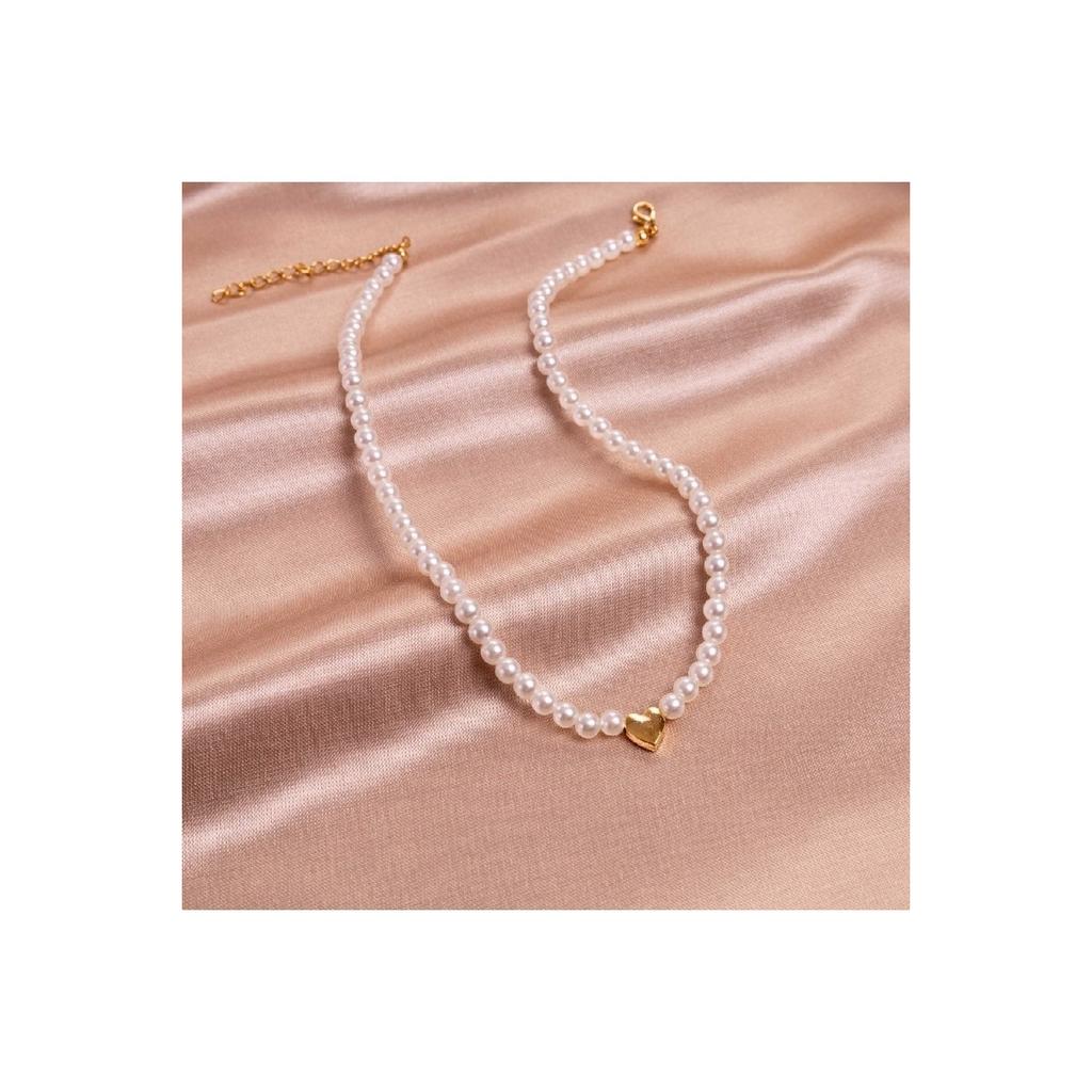Goldene Halskette mit Herzanhänger und Perlen