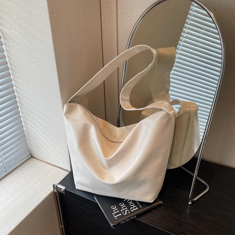 High-end Big Bag Women's New Fashion Versatile Shoulder Bag Large Capacity Commuter Messenger Dumpling Bag