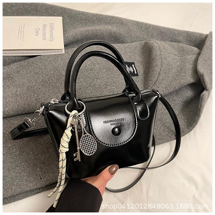 

Fashion and popular niche handbag women s new retro versatile messenger bag Korean simple retro shoulder bag чёрный