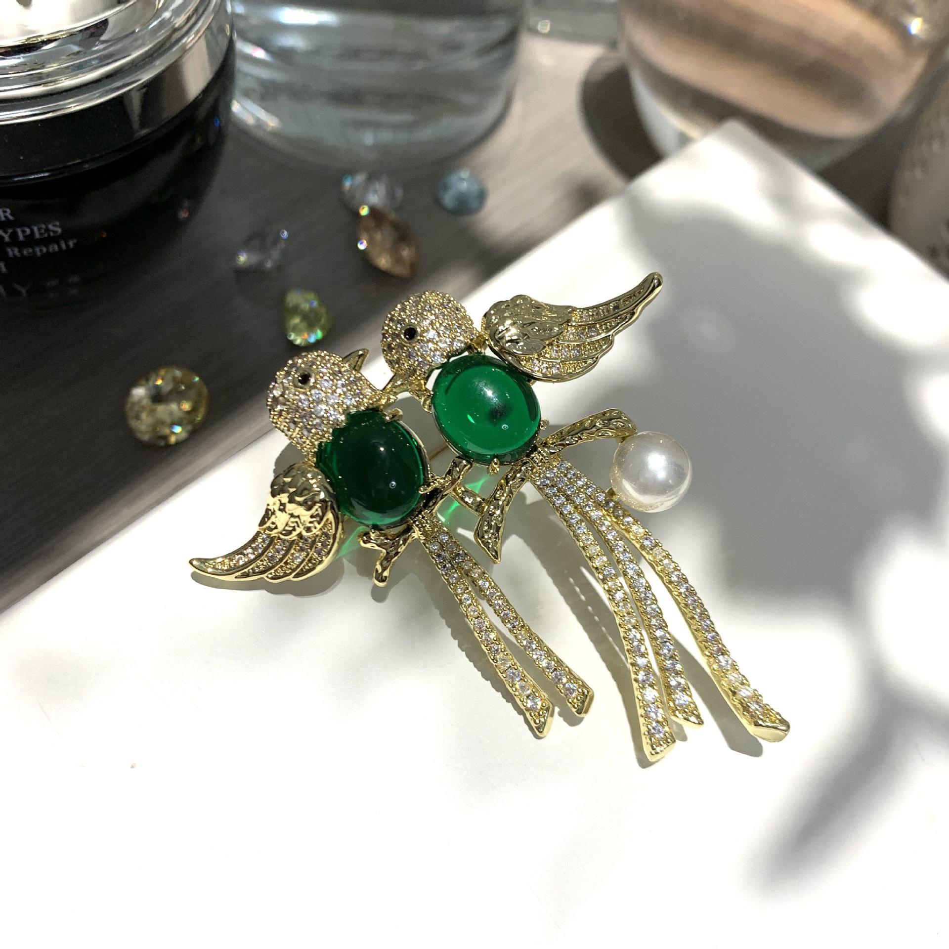 Bo Xin Yun Emerald Chalcedony Little Bird Brooch: Exquisite Pearl and Zircon Magpie Corsage