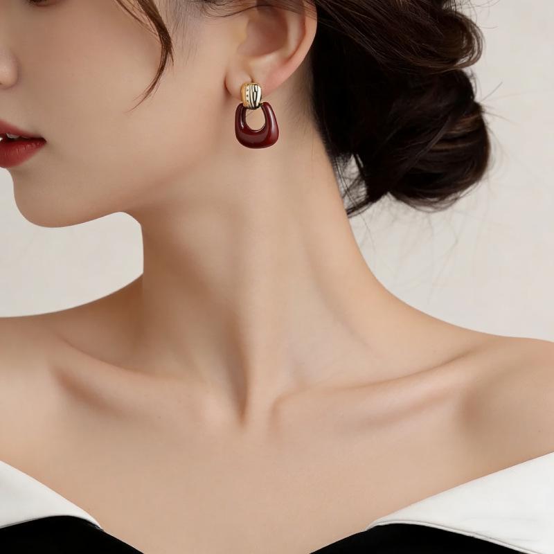 Gold Irregular Wine Red Circle Earrings for Women - Retro Hong Kong Style, High-End Light Luxury Stud Accessories