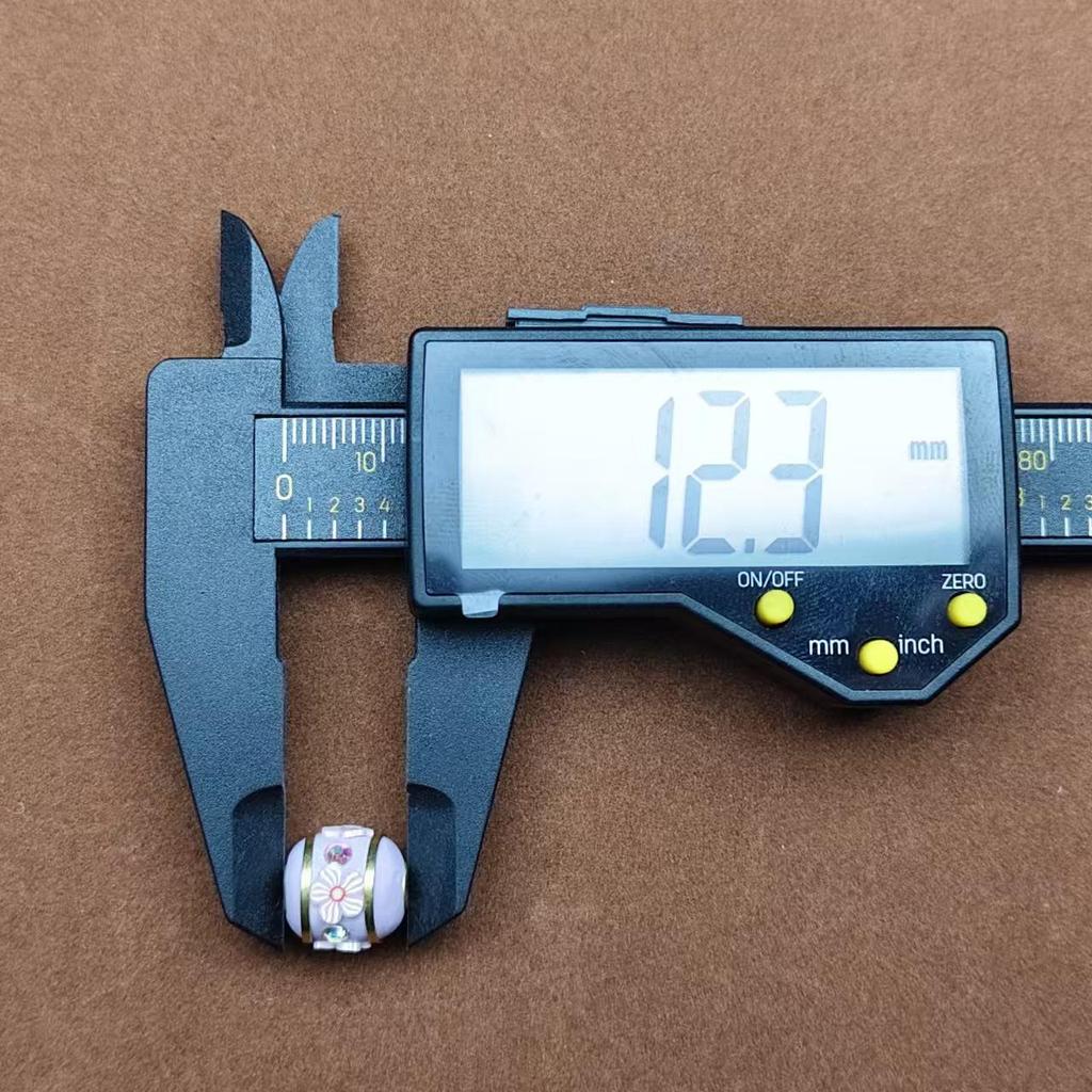 Nepalski Ręcznie Robiony Naszyjnik z Sześciosylabową Mantrą z Mosiężnymi Inkrustowanymi Koralikami