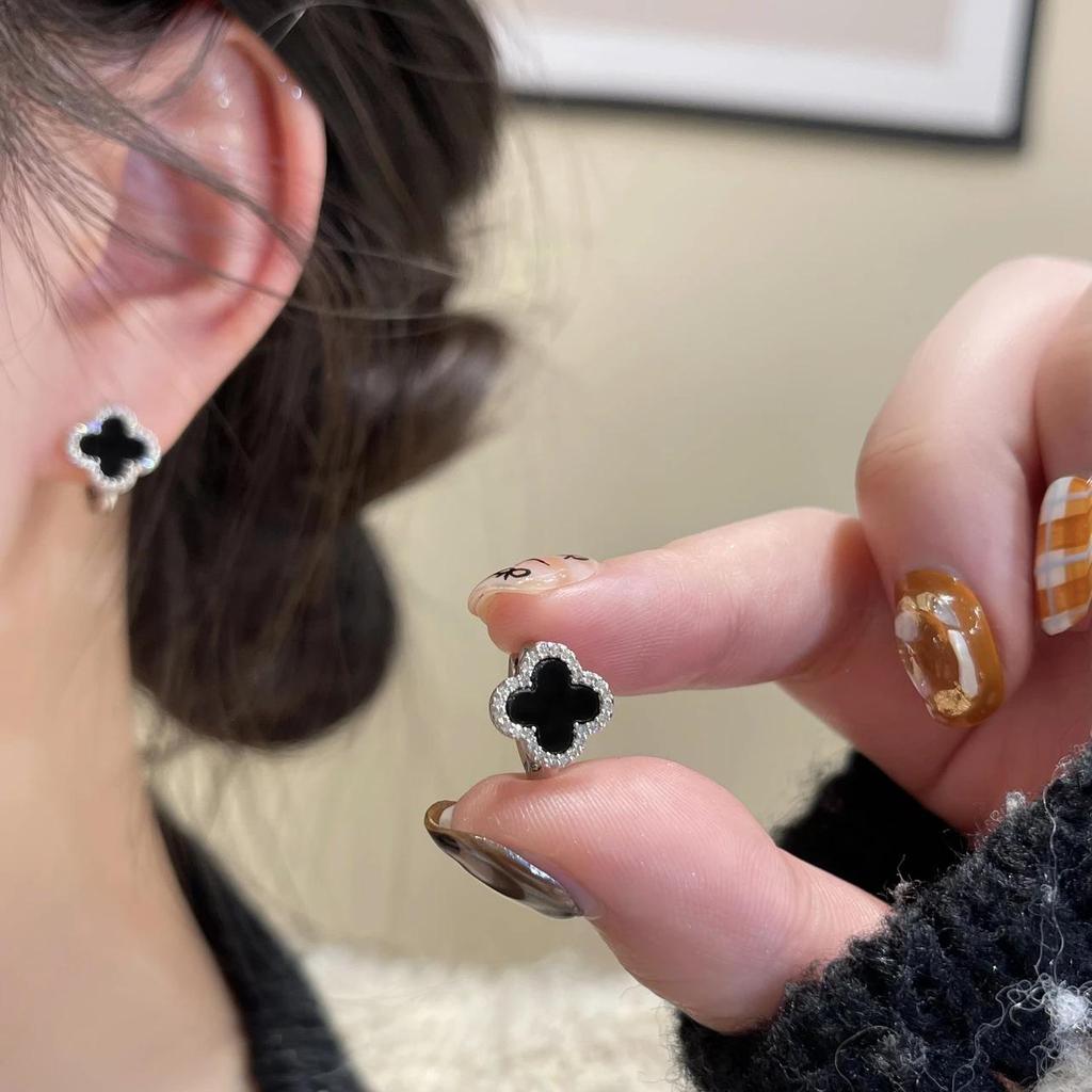 Micro-Paved Zircon Four-Leaf Clover Ear Cuffs: Black Flower Simple Design Stud Earrings with High-End Elegance