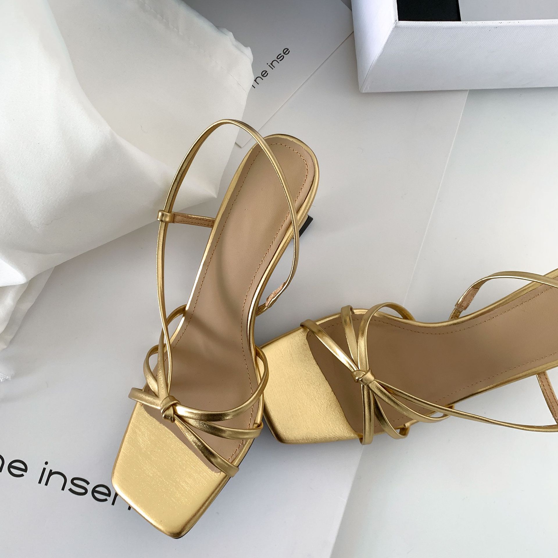 

Niche temperament Korean version of fashion strap combination Leaky toe sandals 2025 summer temperament kitten and commuter high heels 40 золотой