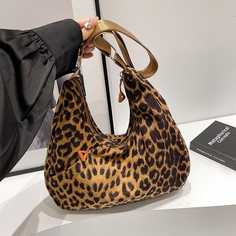 

Холщовая сумка с леопардовым принтом женская осень-зима 2025 новая большая вместительная сумка-пельмень под мышкой классная на плечо сумка-мессенджер