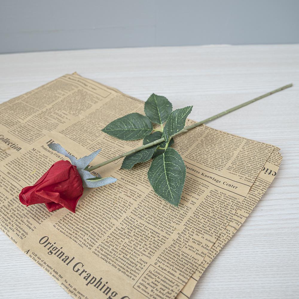 Премиум цветок Ощущение увлажнения бутон розы Одна рука держит искусственный цветок поддельный цветок простое украшение для гостиной дома красный