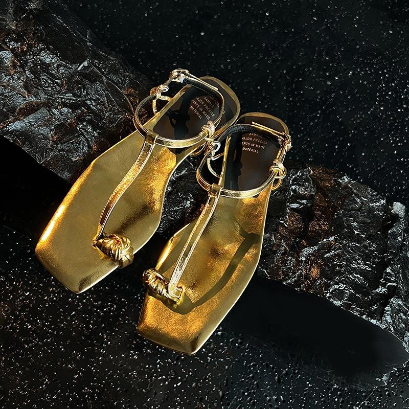 

Summer new metal first layer cover toe beach shoes~ square head buckle low heel open toe sandals large size 34