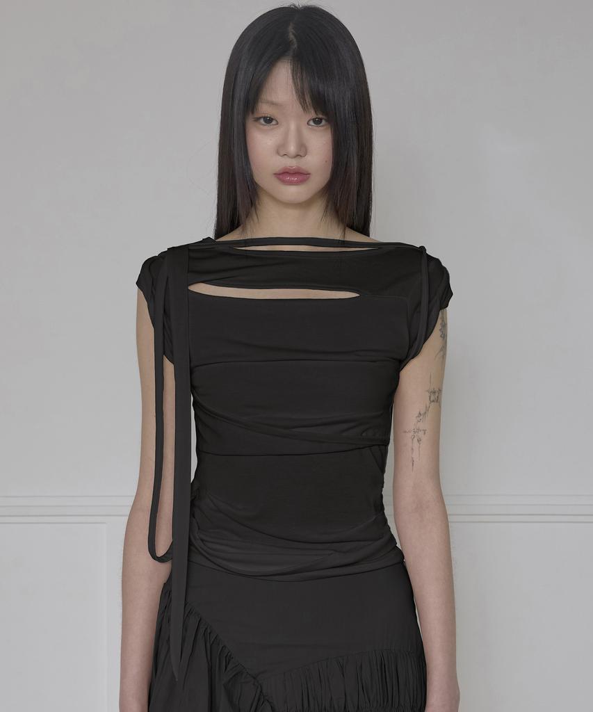 Peulleeoeob Asymmetrical Draped Strap Roll-Up T-Shirt (Fl-170_Black)
